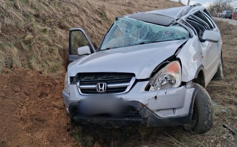 Accident pe un drum din Cluj: un șofer de 70 de ani a fost rănit și transportat la spital după ce și-a făcut praf mașina