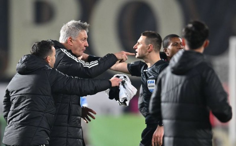 Ce scria pe banner-ul afișat în tribune, la primul meci după scandalul făcut de antrenorul Bergodi