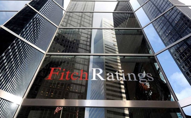 Fitch menține ratingul României la BBB-, perspectivă negativă. Ce spune agenția despre măsurile de consolidare adoptate de Guvern