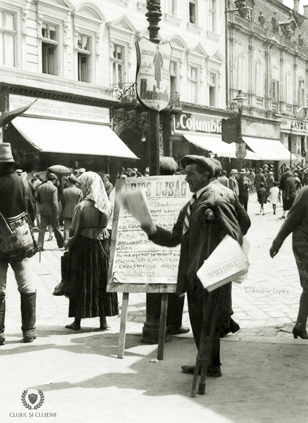 Vânzător de ziare în zona Cafenelei Columbia, strada Memorandumului, 1939