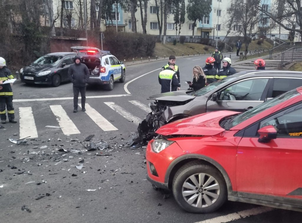 Accident cu trei mașini în Mănăștur: o femeie a ajuns la spital. Cum s-a produs incidentul