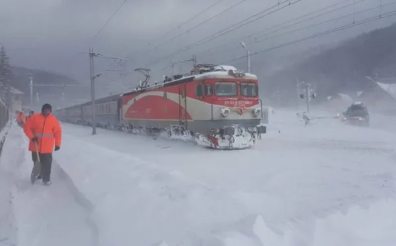 Trenurile spre Cluj-Napoca au întârzieri de până la cinci ore din cauza viscolului și ninsorilor