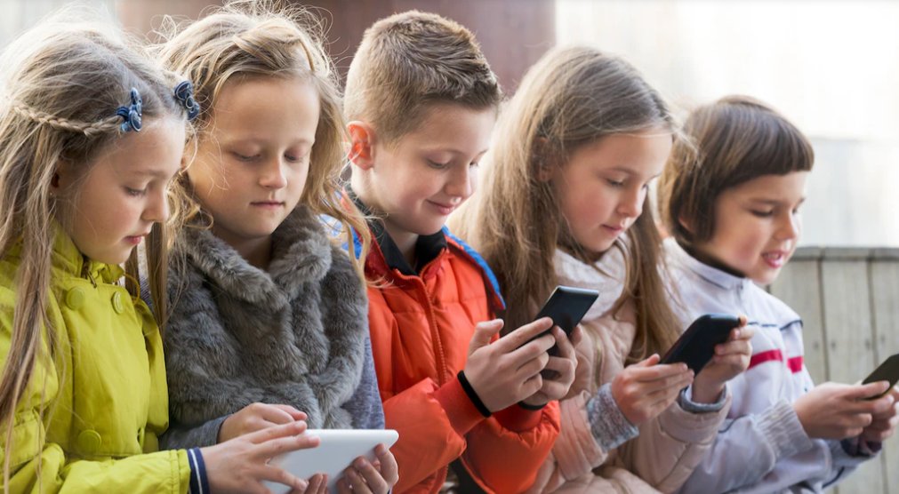 Parlamentul a pus ochii pe rețelele sociale! Copiii sub 15 ani ar putea fi blocați complet pe TikTok, Instagram și Facebook