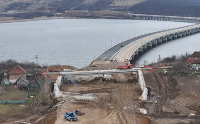 Autostrada Transilvania: Se lucrează intens pe lotul care include viaductul spectaculos de 2 km, pe deasupra unui lac de acumulare