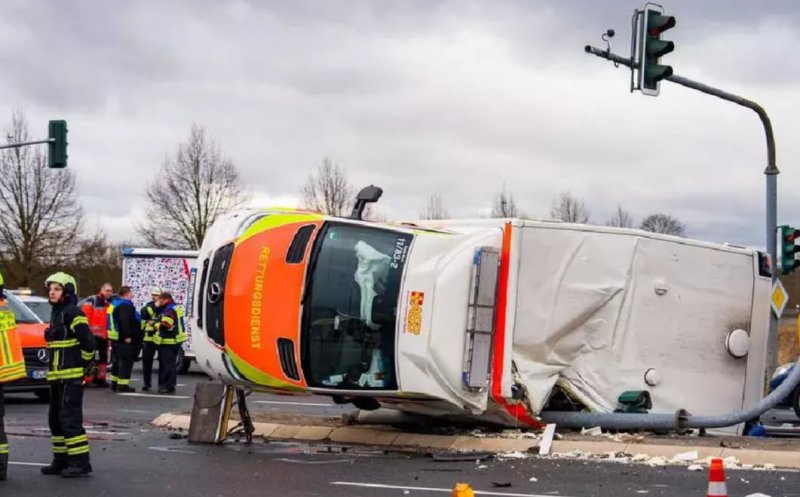 Cum a reușit o șoferiță de Mini să răstoarne o ambulanță și să provoace daune de 300.000 de euro