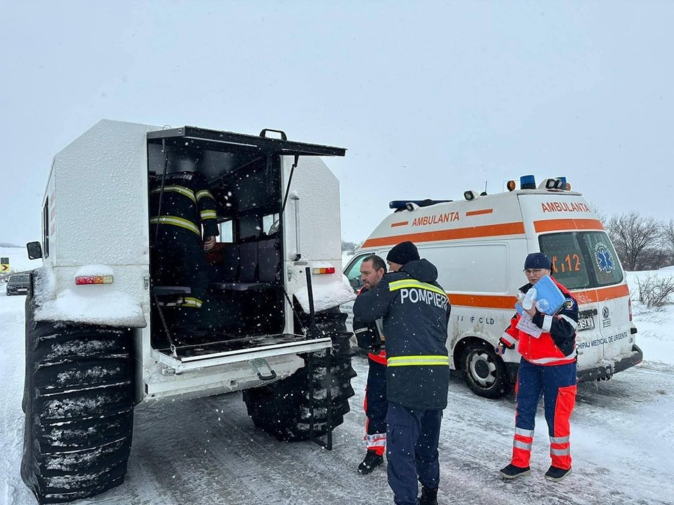 Zăpada pune în continuare probleme. Circa 40 de persoane, blocate în continuare pe drumuri din șase județe
