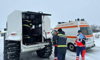 Zăpada pune în continuare probleme. Circa 40 de persoane, blocate în continuare pe drumuri din șase județe