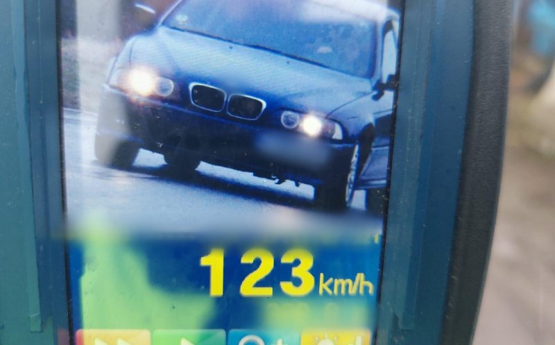 Adolescent clujean, rămas fără permis la doar o lună după ce l-a obținut. Conducea cu peste 120 de km/h în localitate