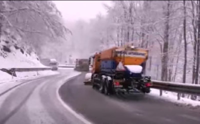 Ninsorile paralizează drumurile din două județe vecine. DRDP Cluj scoate utilajele pe teren