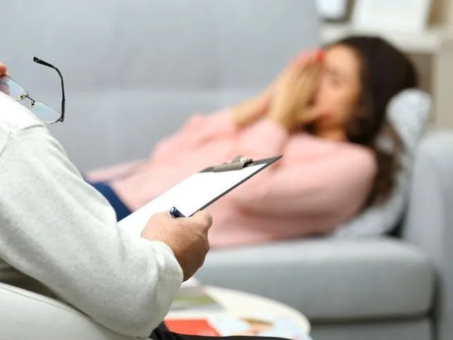 Un nou scandal zguduie breasla psihologilor! „Judecătorul” abuzurilor, acuzat că își hărțuia pacientele în cabinet: „Ești o fu*ăcioasă în draci, asumă-ți! Să vedem ce-i cu păsărica ta”