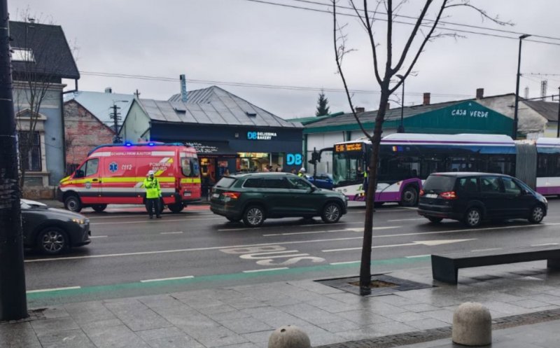 Ce spun polițiștii despre accidentul de pe Bulevardul 21 Decembrie din Cluj: tânărul pe trotinetă ar fi intrat pe roșu în fața autobuzului