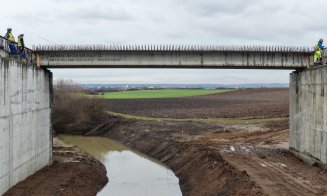 După ani de blocaje, lucrările avansează pe lotul Chiribiș – Biharia: Se montează primele grinzi
