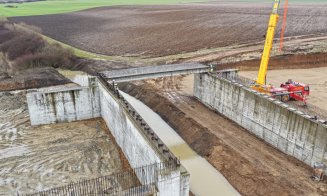 După ani de blocaje, lucrările avansează pe lotul Chiribiș – Biharia: Se montează primele grinzi