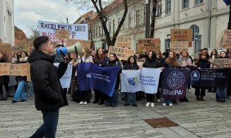 Studenți de la UBB, protest în fața Rectoratului împotriva majorării taxelor de școlarizare:  "Să-mi fac rate pentru facultate?"