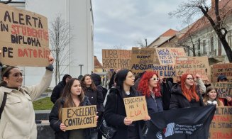 Studenți de la UBB, protest în fața Rectoratului împotriva majorării taxelor de școlarizare:  "Să-mi fac rate pentru facultate?"