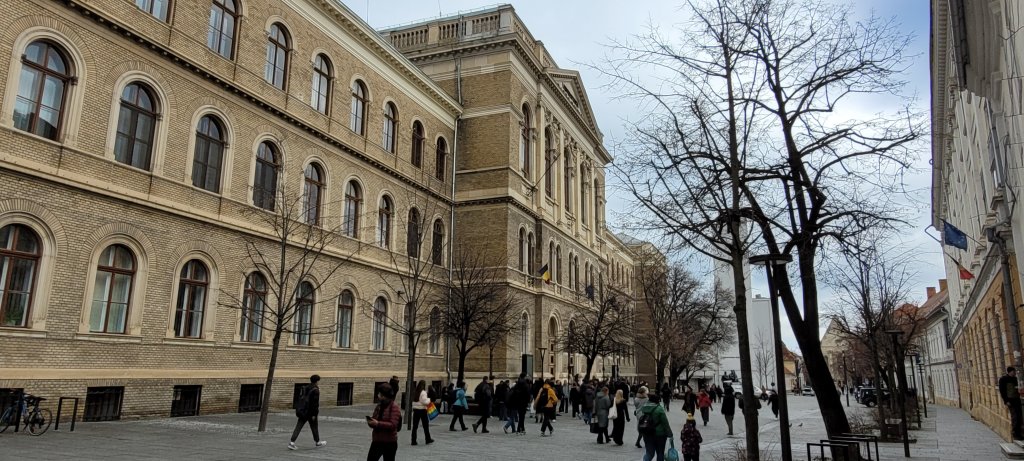 În plină revoltă studențească, UBB explică majorarea taxelor și promite un „pachet de suport social” pentru studenți