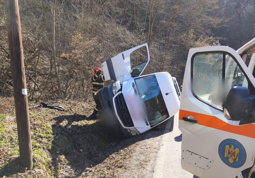 Cum s-a produs accidentul din Moldovenești, Cluj, în urma căruia un microbuz s-a răsturnat și o femeie a fost rănită