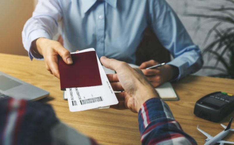 Agenție de turism din Cluj implicată într-o fraudă uriașă: mii de documente false și prejudiciu de peste 1 milion de lei