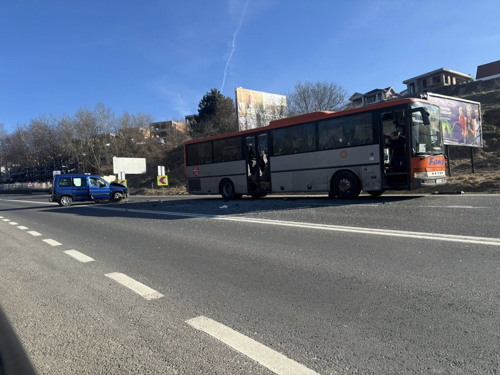 Aglomerație la ieșire din Cluj spre Feleacu: accident între un autobuz și o mașină