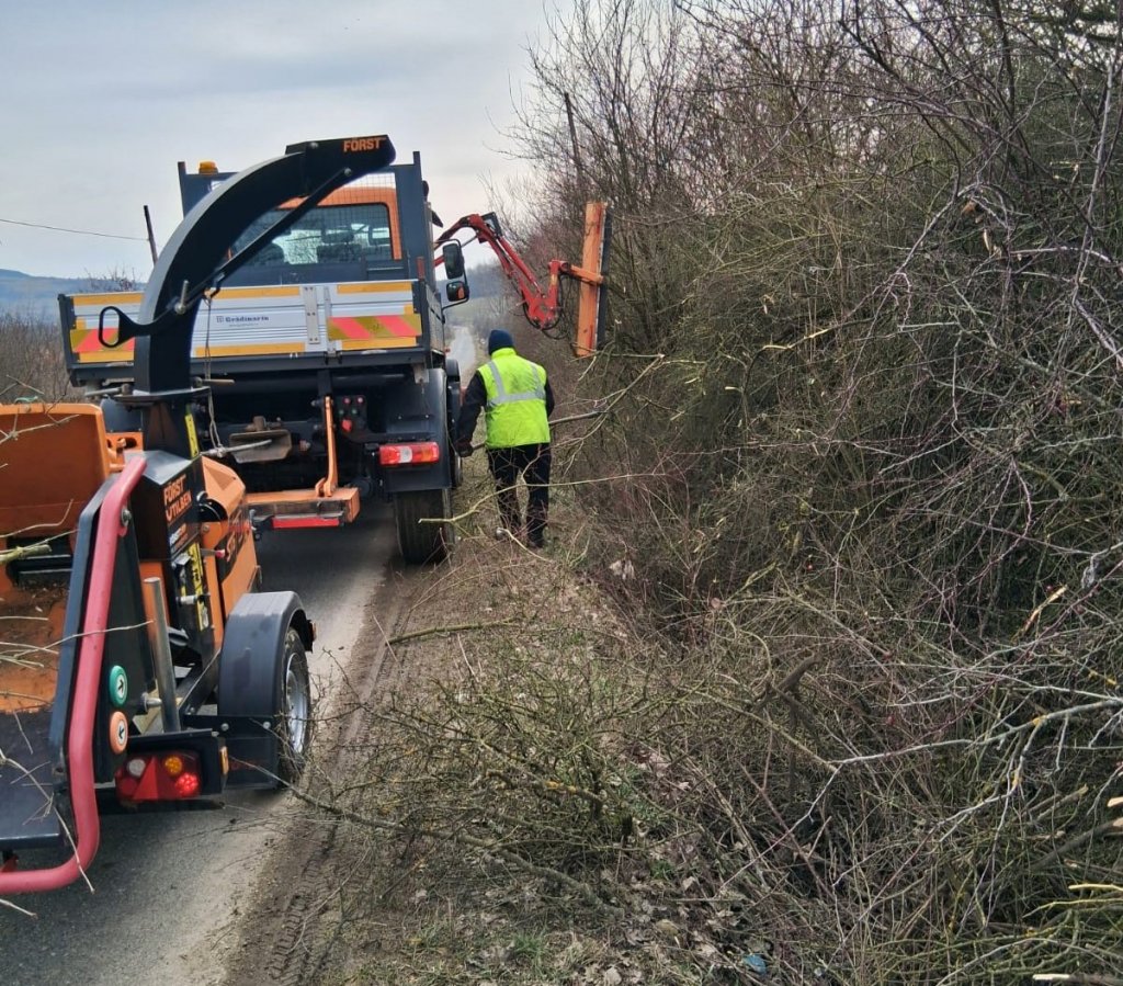 Curățenie de primăvară pe drumurile județene din Cluj! Va crește siguranța rutieră