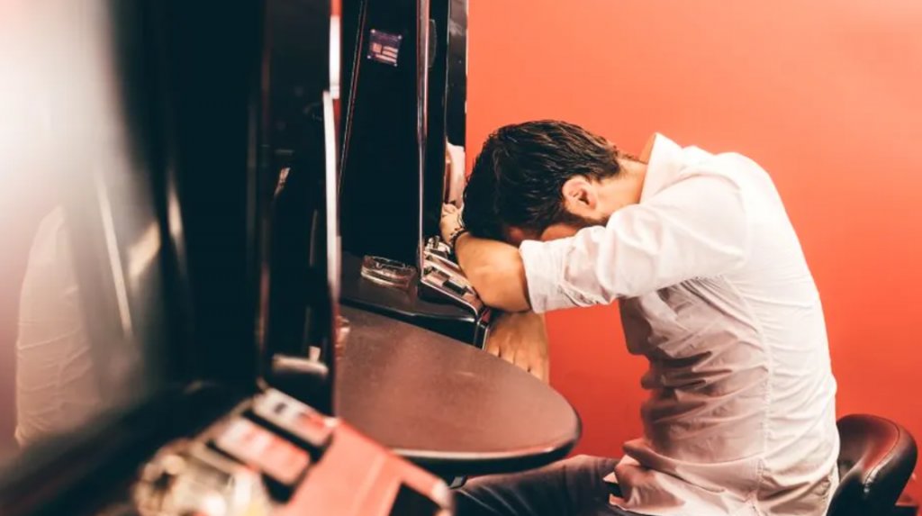 Un cunoscut jurnalist din România dă de pământ cu cei care apără industria jocurilor de noroc: "Nu produc nimic, doar sărăcie și dependență”