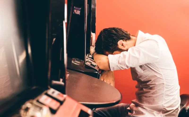 Un cunoscut jurnalist din România dă de pământ cu cei care apără industria jocurilor de noroc: "Nu produc nimic, doar sărăcie și dependență”