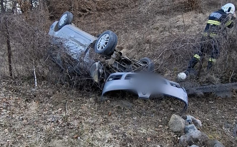 ACCIDENT în Cluj. Au aterizat cu mașina într-o râpă de 10 metri