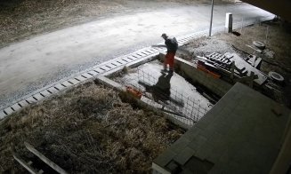 Imagini surprinse noaptea în Chinteni, Cluj: bărbat suspectat că fură din curțile localnicilor