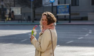 Polițiștii locali au oferit flori clujencelor de 8 Martie.  "Celebrăm femeile care aduc lumină oriunde sunt"