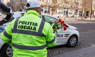 Polițiștii locali au oferit flori clujencelor de 8 Martie.  "Celebrăm femeile care aduc lumină oriunde sunt"