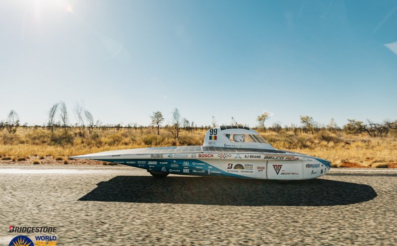 Maşina viitorului: Capabilă să parcurgă sute de km/zi doar cu energie solară, construită în Cluj-Napoca de studenţi la Inginerie / Autonomia este de zece ori mai bună decât la o Tesla