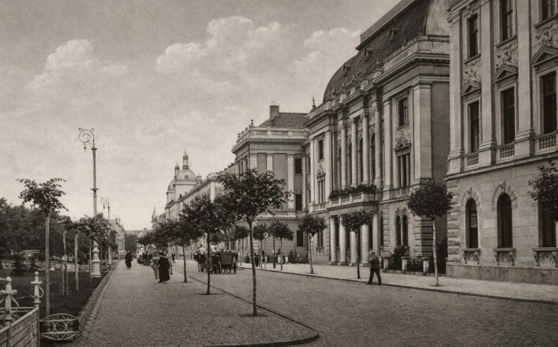 În fața Palatului de Justiție, clădire reprezentativă pentru arhitectura Belle Époque