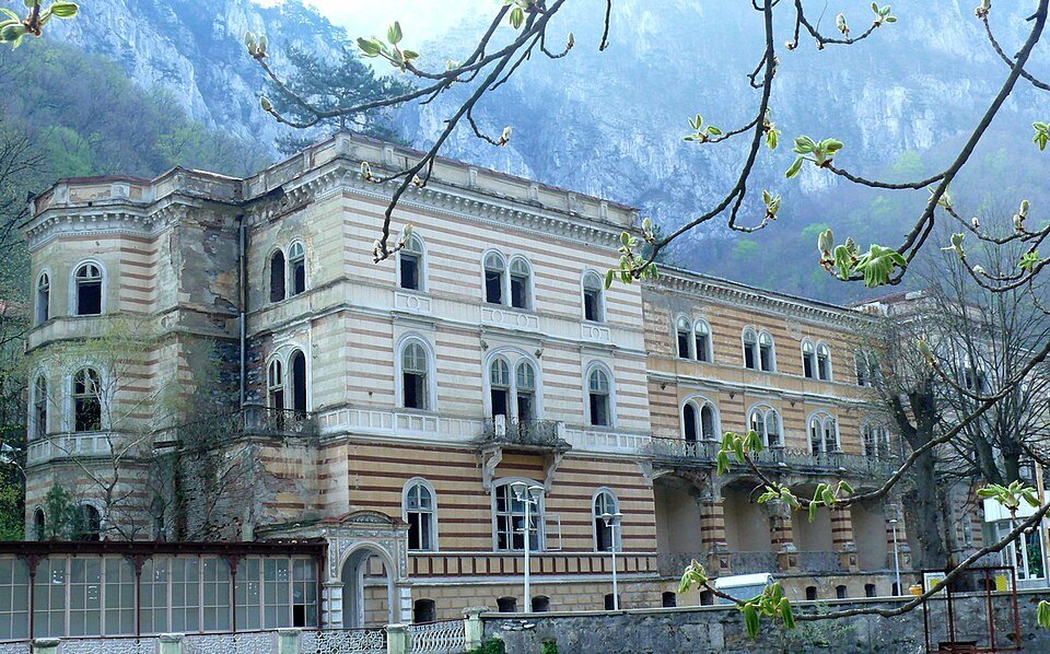 Proprietarul SunGarden din Cluj investește în relansarea Băilor Herculane: Hotelul Decebal, primul de cinci stele din stațiune / Stadiul lucrărilor