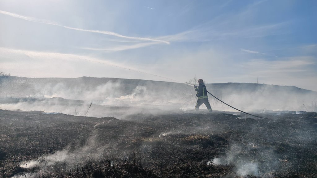 Pompierii din Cluj luptă cu incendiile de vegetație uscată: Zeci de intervenții în ultimele zile