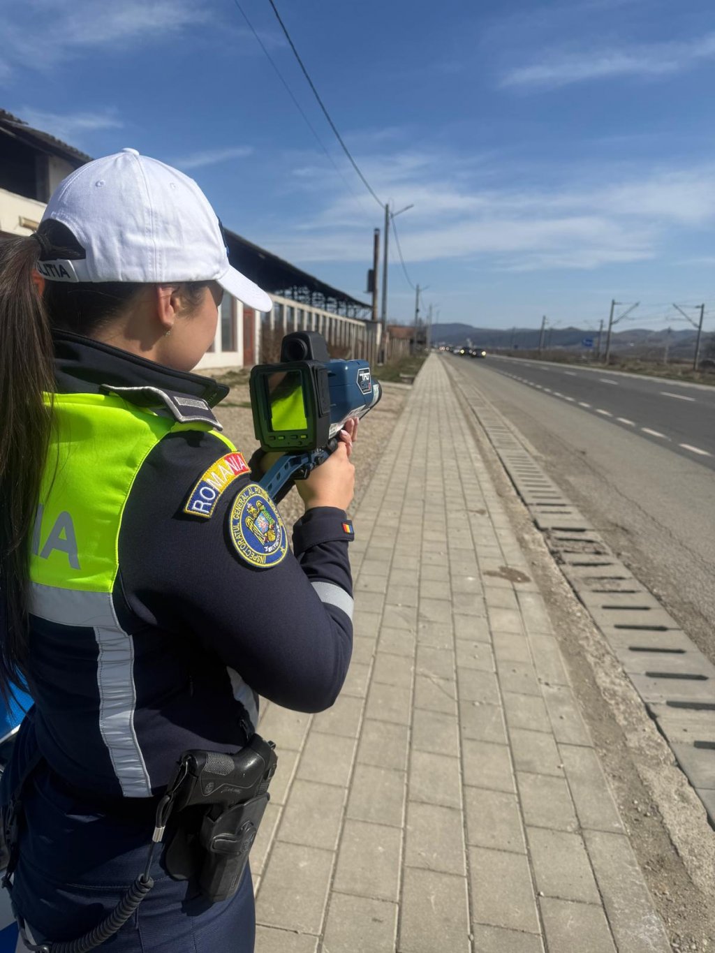 Controale pe drumurile din Cluj: Zeci de șoferi prinși cu viteză și fără centură, amendați pe loc