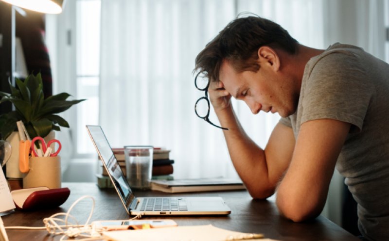 Studiu: Fiecare persoană stresantă din viața ta te poate îmbătrâni cu luni de zile