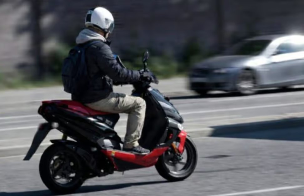 Scuterele, soluție sau pericol în traficul din Cluj? Ce spun clujenii