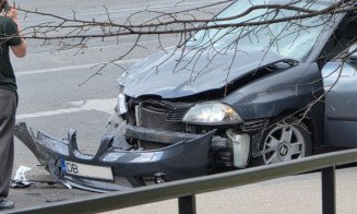 Două mașini făcute praf într-o intersecție din Mănăștur: "Iar? A mai fost unu acum câteva zile"