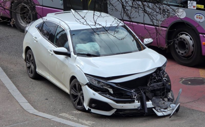 Două mașini făcute praf într-o intersecție din Mănăștur: "Iar? A mai fost unu' acum câteva zile"