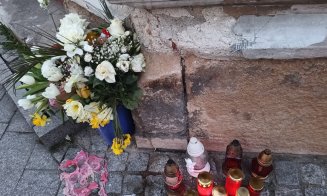 O săptămână de la ACCIDENTUL mortal din fața Primăriei Cluj. Flori, candele și plușuri în memoria Alettei și a copilașului ei nenăscut