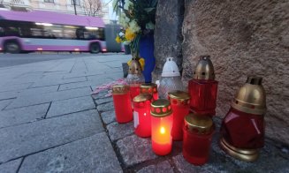 O săptămână de la accidentul MORTAL din fața Primăriei Cluj. Flori, candele și plușuri în memoria Alettei și a copilașului ei