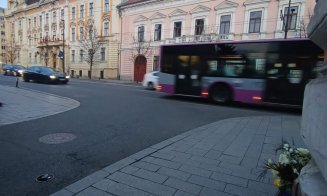 O săptămână de la ACCIDENTUL mortal din fața Primăriei Cluj. Flori, candele și plușuri în memoria Alettei și a copilașului ei nenăscut