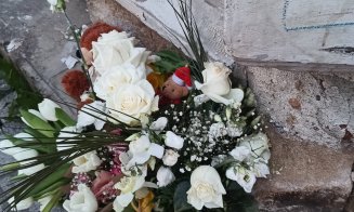O săptămână de la ACCIDENTUL mortal din fața Primăriei Cluj. Flori, candele și plușuri în memoria Alettei și a copilașului ei nenăscut