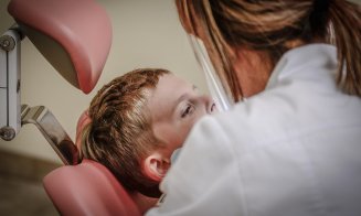 Zâmbete sănătoase pentru cei mici: consultații stomatologice gratuite la Cluj Arena, în cadrul campaniei UMF Cluj