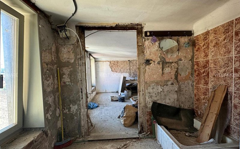 Cu cât se vinde o mansardă dărăpănată dintr-o ”zonă strategică” a Clujului? Are 27 mp și arată ca după bombardamente