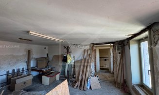 Cu cât se vinde o mansardă dărăpănată dintr-o ”zonă strategică” a Clujului? Are 27 mp și arată ca după bombardamente