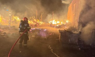 Intervenție de 6 ore a pompierilor la un INCENDIU care a distrus complet o casă dintr-o localitate clujeană / Au ars și utilaje folosite pentru preluc