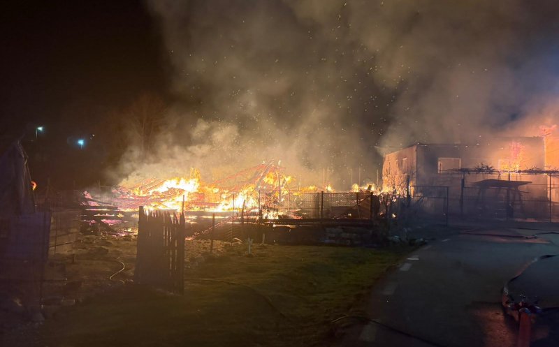 Intervenție de 6 ore a pompierilor la un INCENDIU care a distrus complet o casă dintr-o localitate clujeană / Au ars și utilaje pentru prelucrarea lemnului, dar și un ATV