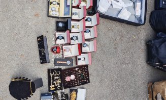 Recoltă în traficul din Cluj: Bijuterii contrafăcute și arme albe numai bune pentru fapte antisociale