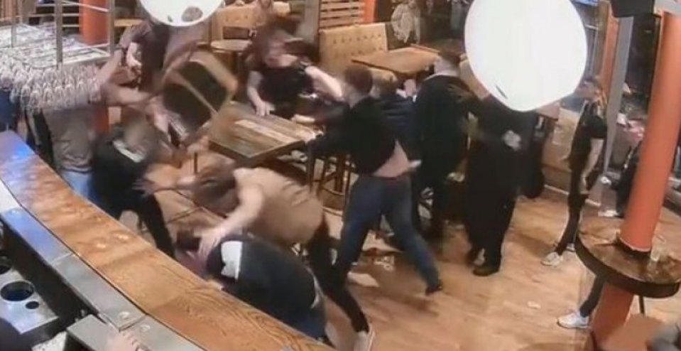 Bătaie în toată regula într-un local din Cluj: 10 persoane au fost arestate preventiv